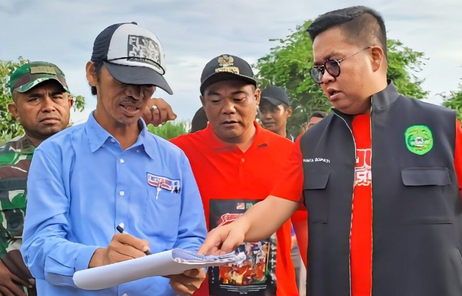 Ketika Wakil Bupati Kukar, Rendi Solihin meninjau perbaikan jalan di Desa Bloro, Kecamatan Sebulu.