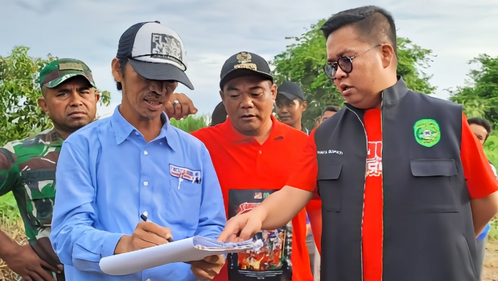 Ketika Wakil Bupati Kukar, Rendi Solihin meninjau perbaikan jalan di Desa Bloro, Kecamatan Sebulu.