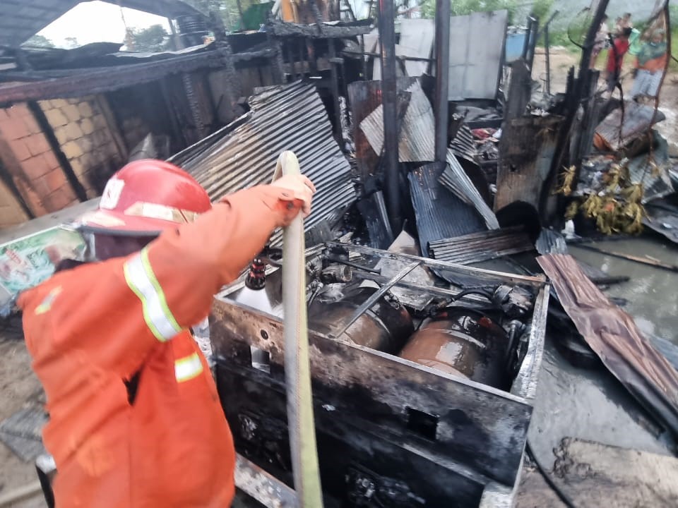 Petugas melakukan pendiginan terhadap rangka dispense Pertamini di jalan PM Noor, Samarinda. (Foto/HI)