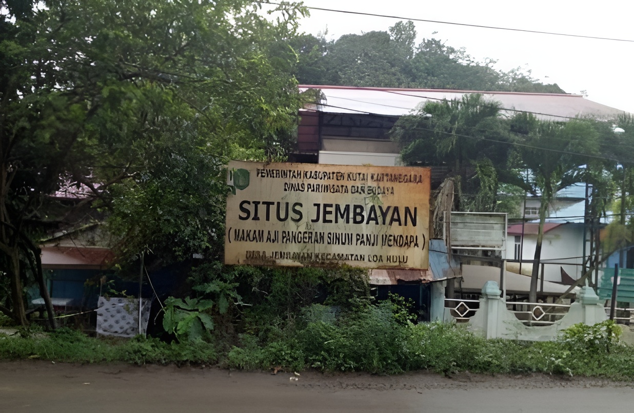 Tiga situs sejarah tersebut adalah Makam Raja Kutai Kartanegara Aji Pangeran Sinom Panji Mendapa, Makam Aulia Habib Abdurrahman bin Husin bin Yahya, dan Bunker Jepang peninggalan Perang Dunia II.