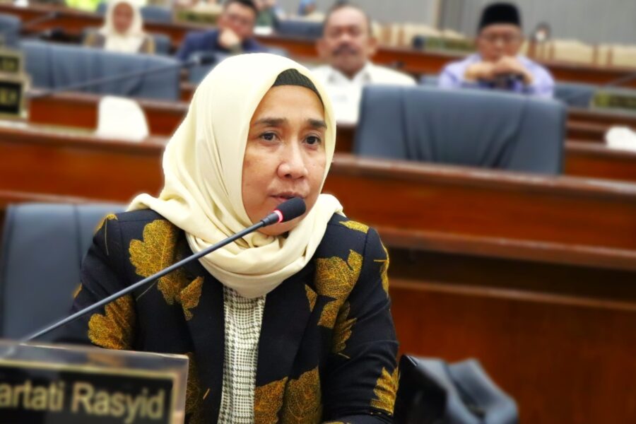Anggota Komisi II DPRD Kaltim, Ely Hartati Rasyid minta anggaran bantuan desa dinaikkan.