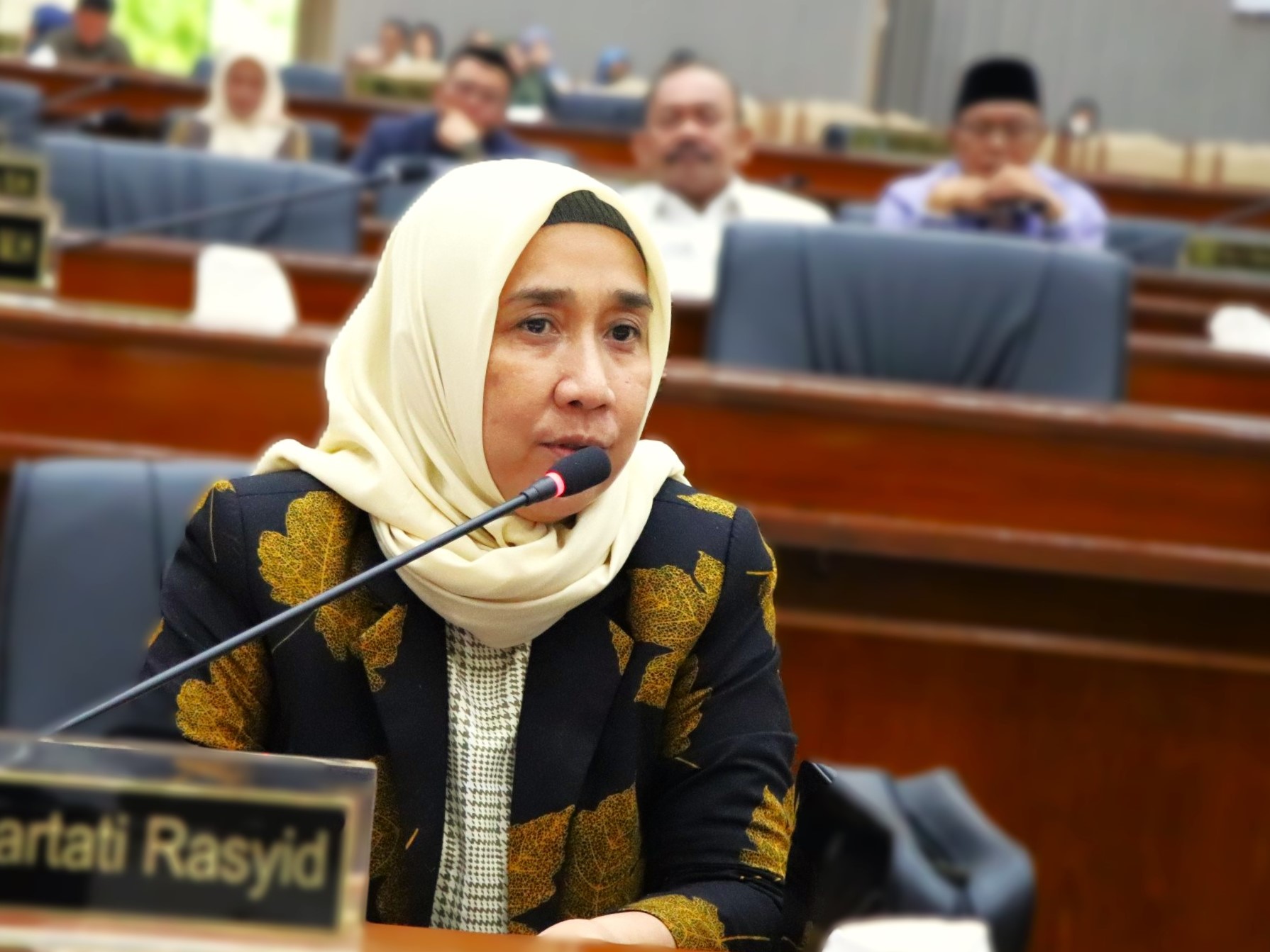 Anggota Komisi II DPRD Kaltim, Ely Hartati Rasyid minta anggaran bantuan desa dinaikkan.