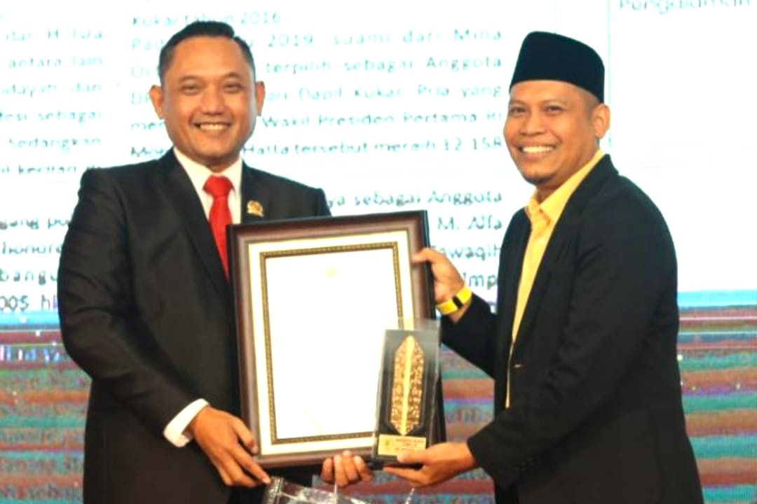 Anggota Komisi IV DPRD Kaltim, Salehuddin menerima penghargaan BK Award 2023.