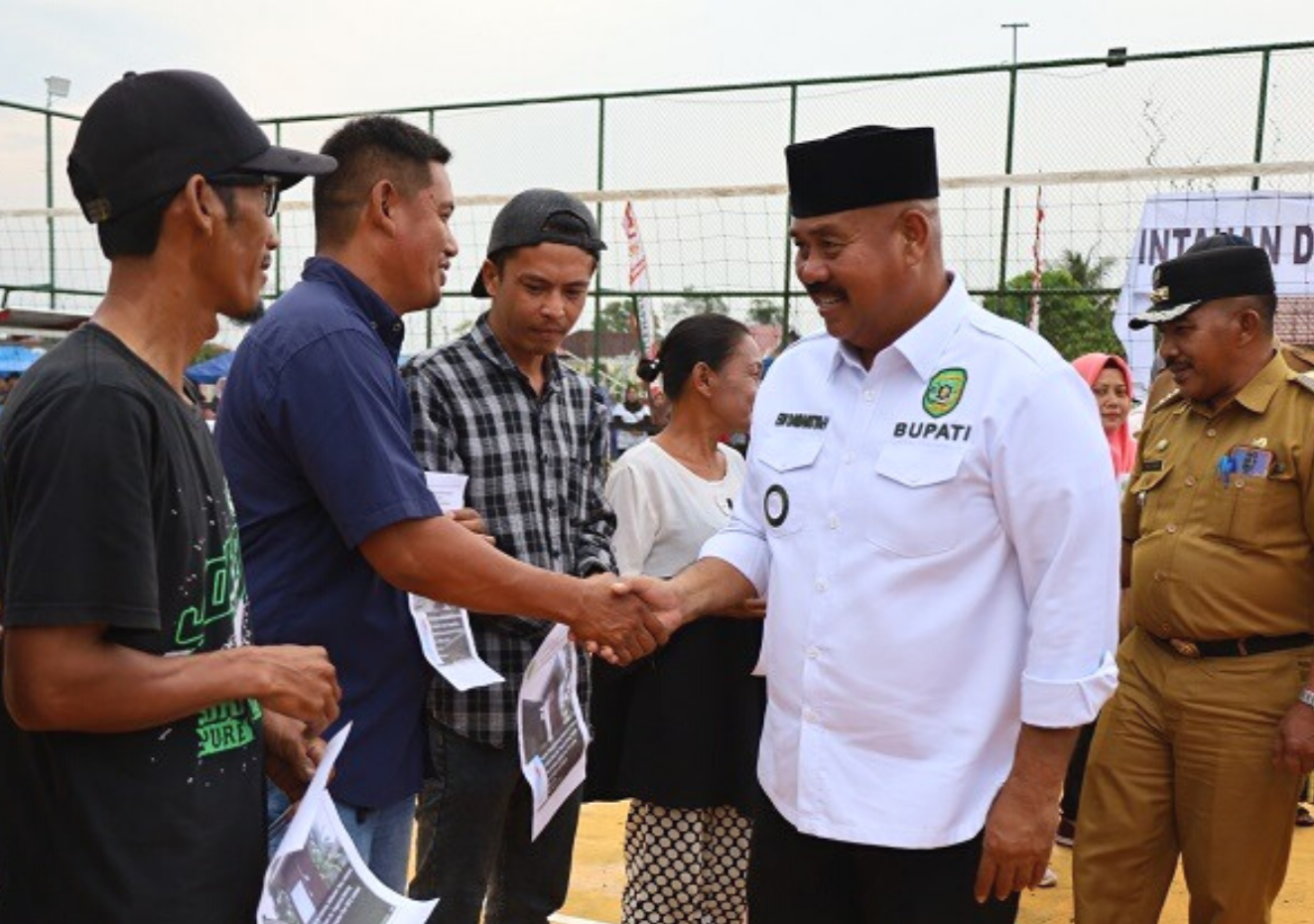 Bantuan bedah rumah dan wc individual diserahkan secara simbolis oleh Bupati Kukar, Edi Damansyah, kepada perwakilan warga Desa Embalut.