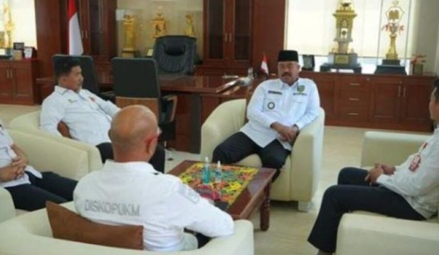 Bupati Kukar Edi Damansyah bertemu dengan jajaran DPMPTSP Kaltim bahas kerja sama UMKM.