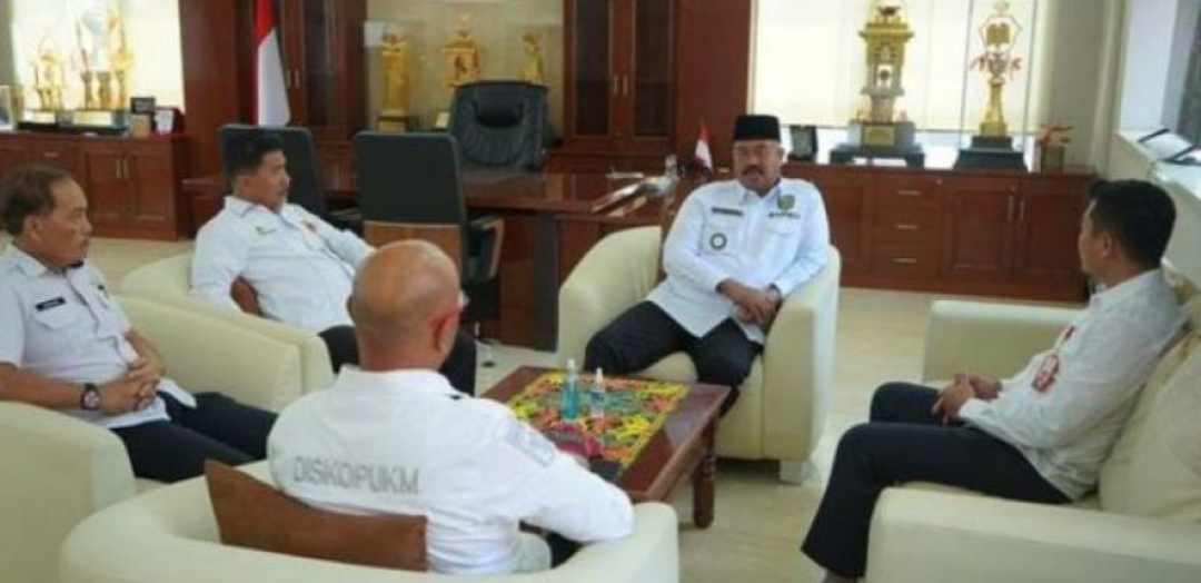 Bupati Kukar Edi Damansyah bertemu dengan jajaran DPMPTSP Kaltim bahas kerja sama UMKM.