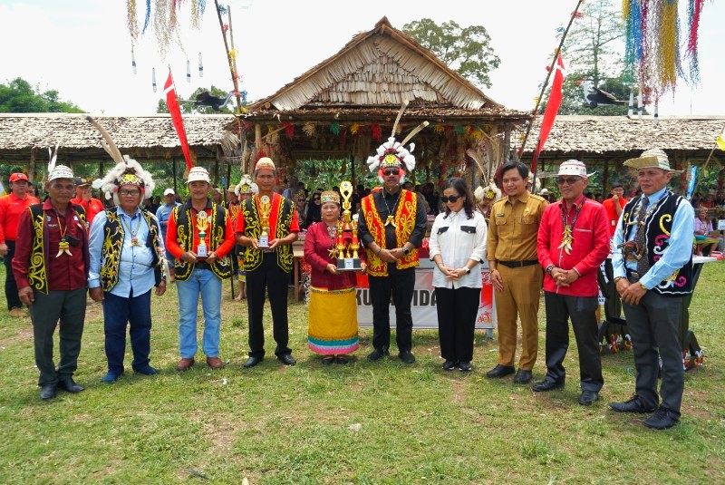 Bupati Kukar, Edi Damansyah, mengaku kagum dengan budaya Dayak Kenyah saat menghadiri acara adat di Desa Umaq Dian, Kecamatan Tabang.