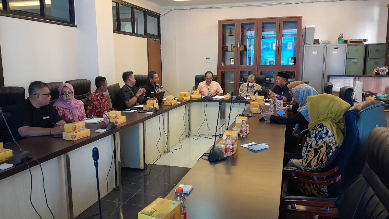 Dinas Komunikasi dan Informatika (Diskominfo) Kukar bersama Panitia Khusus (Pansus) Komisi 4 DPRD Kukar menggelar Rapat Dengar Pendapat (RDP).