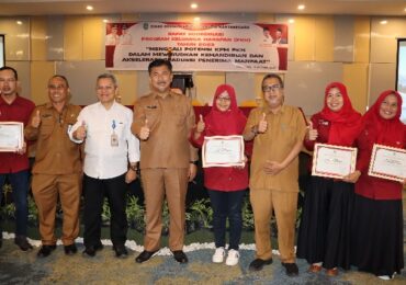 Dinsos Kukar Beri Penghargaan kepada Pendamping PKH Terbaik