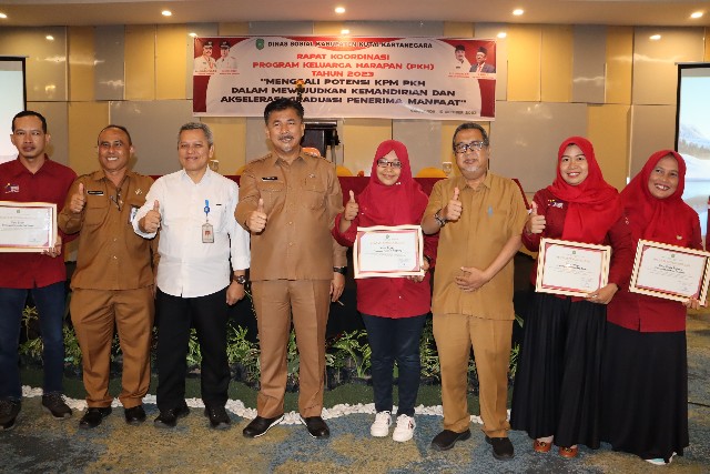 Dinsos Kukar berikan penghargaan kepada pendamping PKH Terbaik dan 81 pendamping PKH dengan Kinerja Terbaik selama 2023.