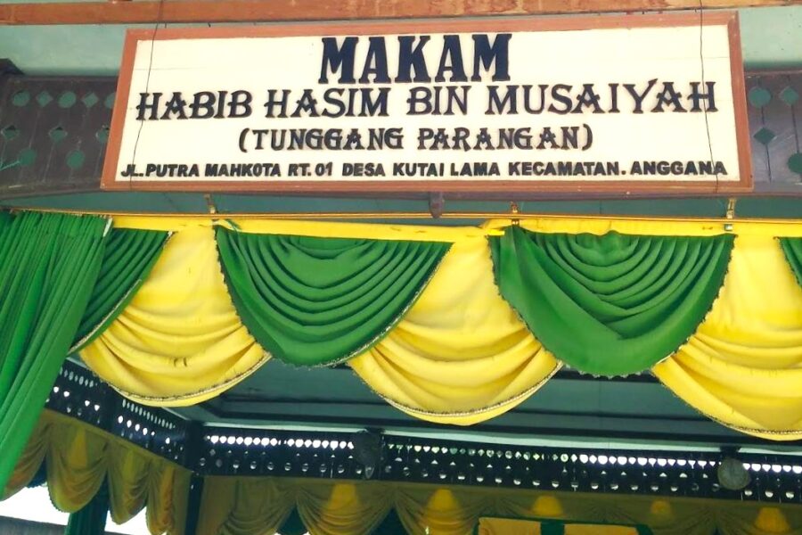 Makam Habib Hasyim bin Musaiyah bin Yahya atau Habib Tunggang Parangan di Desa Kutai Lama.