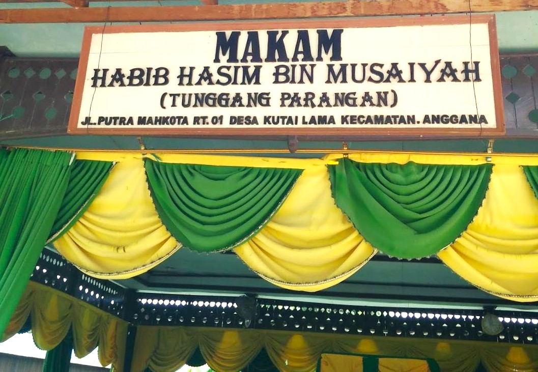 Makam Habib Hasyim bin Musaiyah bin Yahya atau Habib Tunggang Parangan di Desa Kutai Lama.
