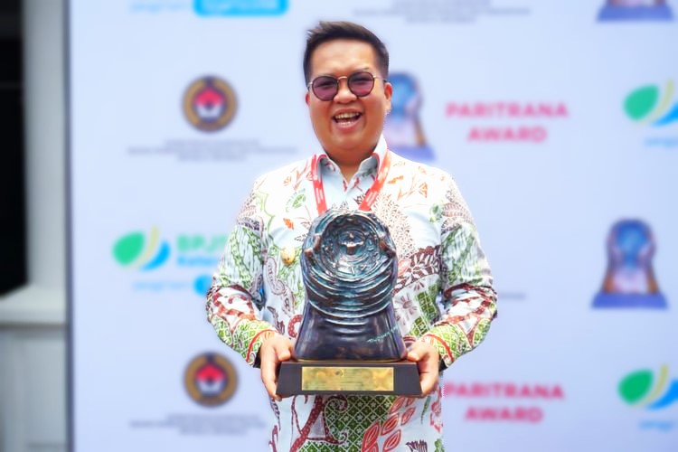 Paritrana Award 2023 diserahkan oleh Mendagri, Tito Karnavian, kepada Wakil Bupati Kukar, Rendi Solihin, di Istana Wakil Presiden RI.