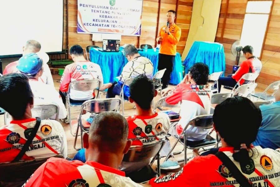 Puluhan Relawan di Kelurahan Baru, Kecamatan Tenggarong, Kutai Kartanegara.