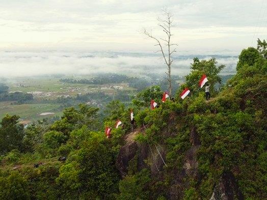 Salah satu objek wisata alam potensial di Desa Sumber Sari, Kecamatan Loa Kulu, Kukar, yakni Puncak Bukit Biru.