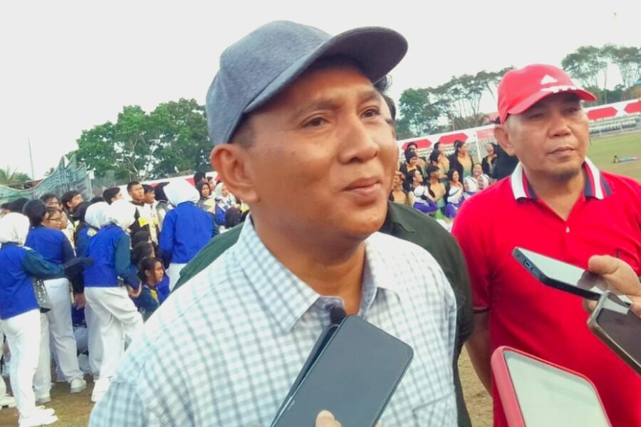 Staf Ahli Bidang Administrasi Umum, Ahyani Fadianur Diani saat pelepasan kontingen marching band kukar.