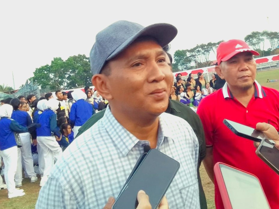 Staf Ahli Bidang Administrasi Umum, Ahyani Fadianur Diani saat pelepasan kontingen marching band kukar.