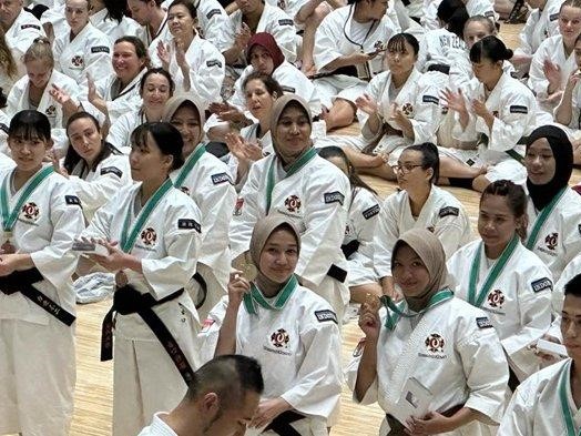 Wakil Bupati Kutai Kartanegara (Kukar), Rendi Solihin memberikan bonus kepada para atlet Shorinji Kempo Kukar.