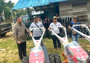 Seno Aji Salurkan Hand Traktor ke Petani Tenggarong