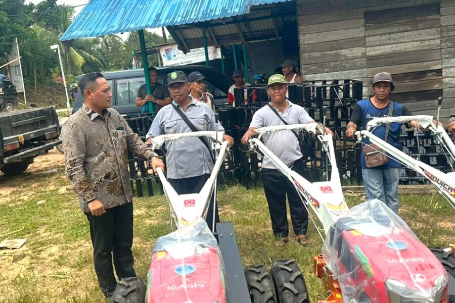 Wakil ketua DPRD Kaltim, Seno Aji serahkan bantuan kepada Petani Kecamatan Tenggarong.