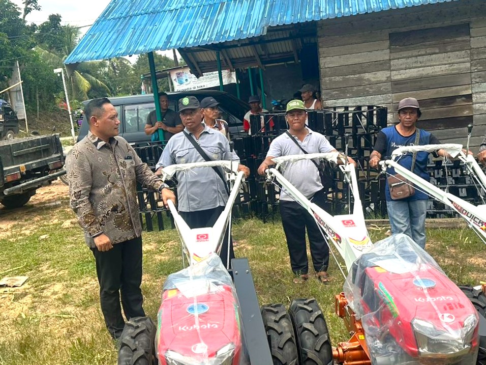 Wakil ketua DPRD Kaltim, Seno Aji serahkan bantuan kepada Petani Kecamatan Tenggarong.