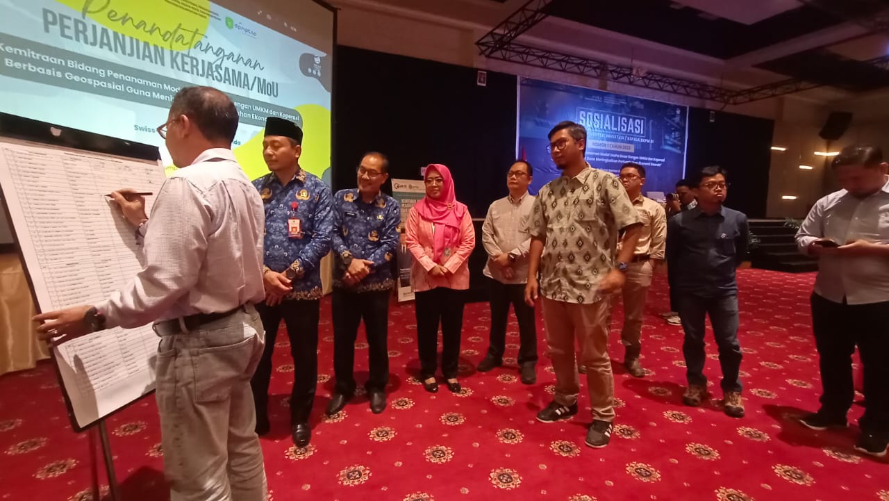 Momen penandatanganan kesepakatan kerja sama antara perusahaan di Kukar dengan DPMPTSP Kaltim. (IST)