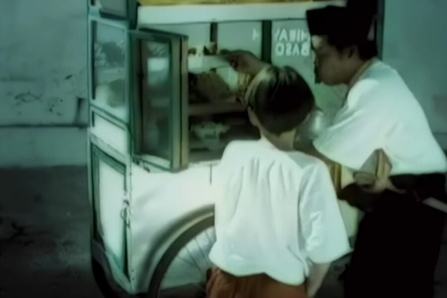 Bocah dan Tukang Bakso dalam Video Klip Pas Band - Jengah. (Ilustrasi)