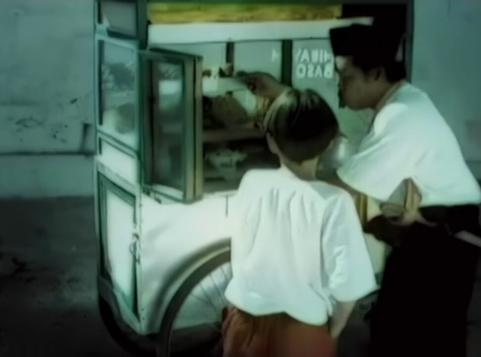 Bocah dan Tukang Bakso dalam Video Klip Pas Band - Jengah. (Ilustrasi)