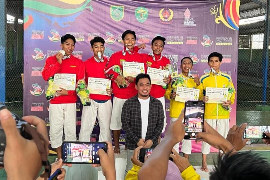 Sesi foto Denny Prasetyawan bersama atlet kempo Kaltim. (Ist)