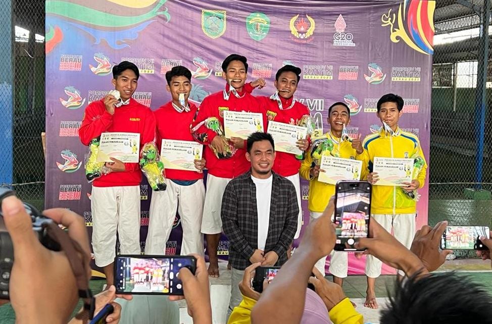 Sesi foto Denny Prasetyawan bersama atlet kempo Kaltim. (Ist)