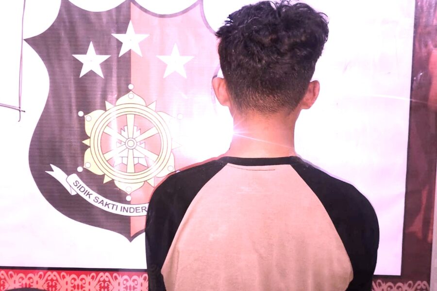 JN (17), tersangka dalam pembunuhan satu keluarga di Penajam Paser Utara, menggambarkan aksinya pada gelar rekonstruksi kejadian. (IST)