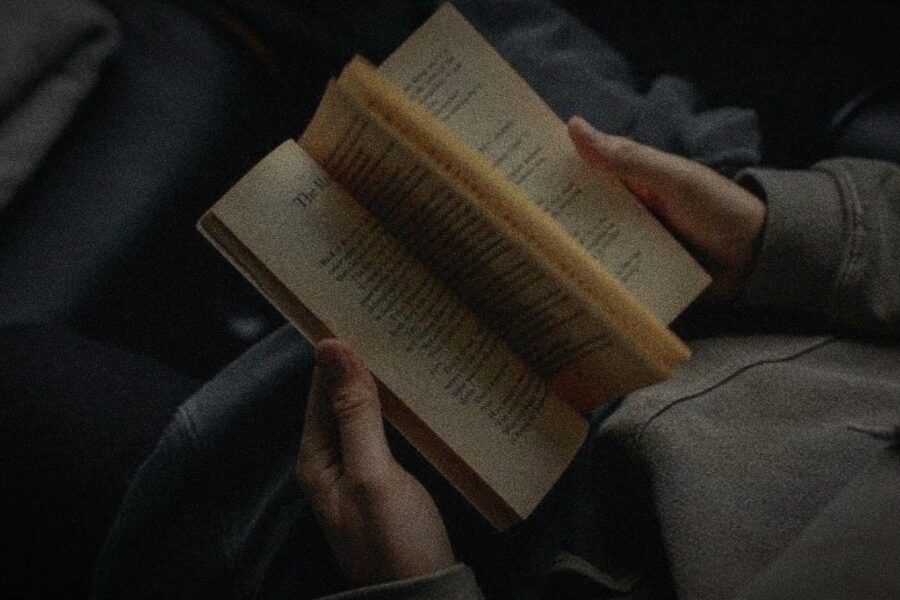 Buku di tangan. (Ilustrasi)
