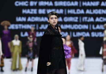 Pesona Putri Ramadhani Suci Tri Mukti di Indonesia Fashion Week 2024