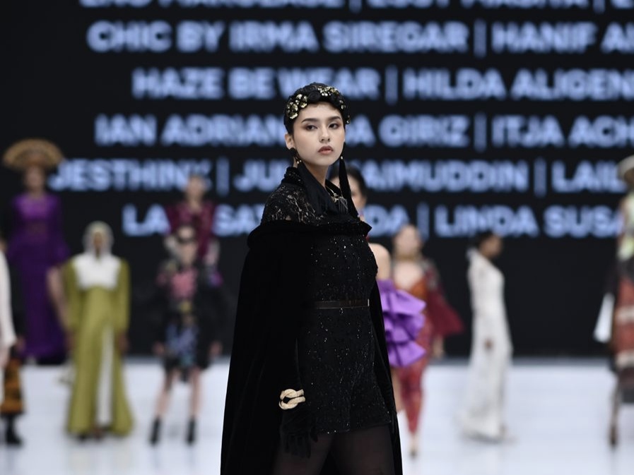 Putri Ramadhani Suci Tri Mukti saat menjadi model Indonesia Fashion Week 2024 di JCC. (Ist)