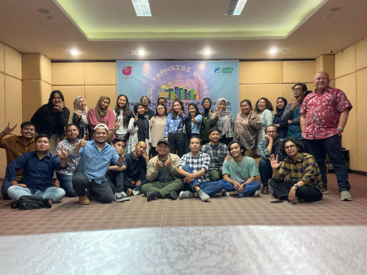 Sesi Foto Bersama Peserta, dan Penyelenggara Pelatihan Isu Transisi Energi, di Samarinda. (Istimewa)