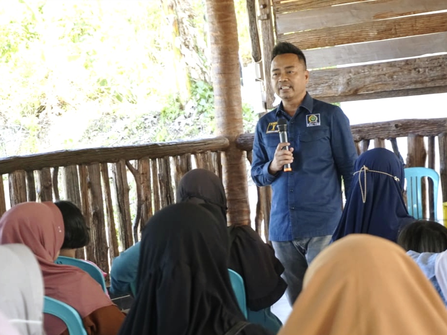 Baharuddin Demmu ketika melaksanakan sosialisasi wawasan kebangsaan di Desa Sebuntal, Kecamatan Marang Kayu, Kutai Kartanegara. (Foto/HI)