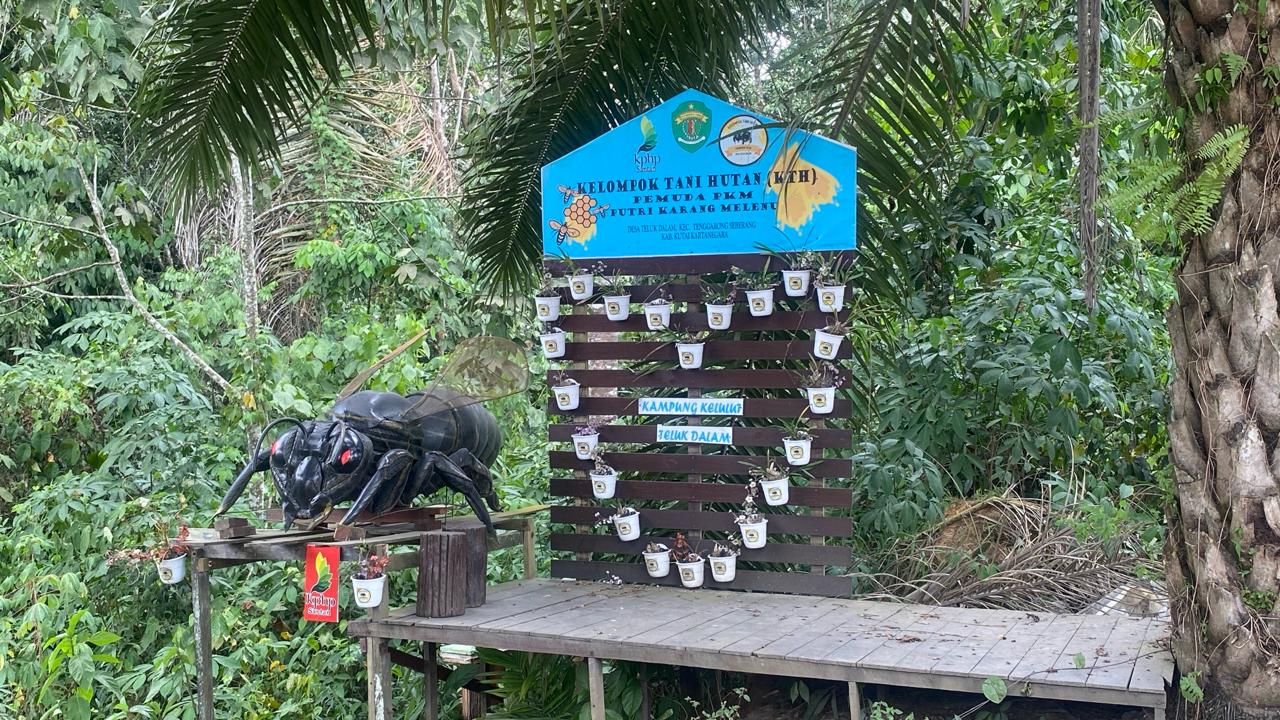 Warung pemasaran Madu Kelulut, hasil produksi warga Desa Teluk Dalam. (Foto/HI)