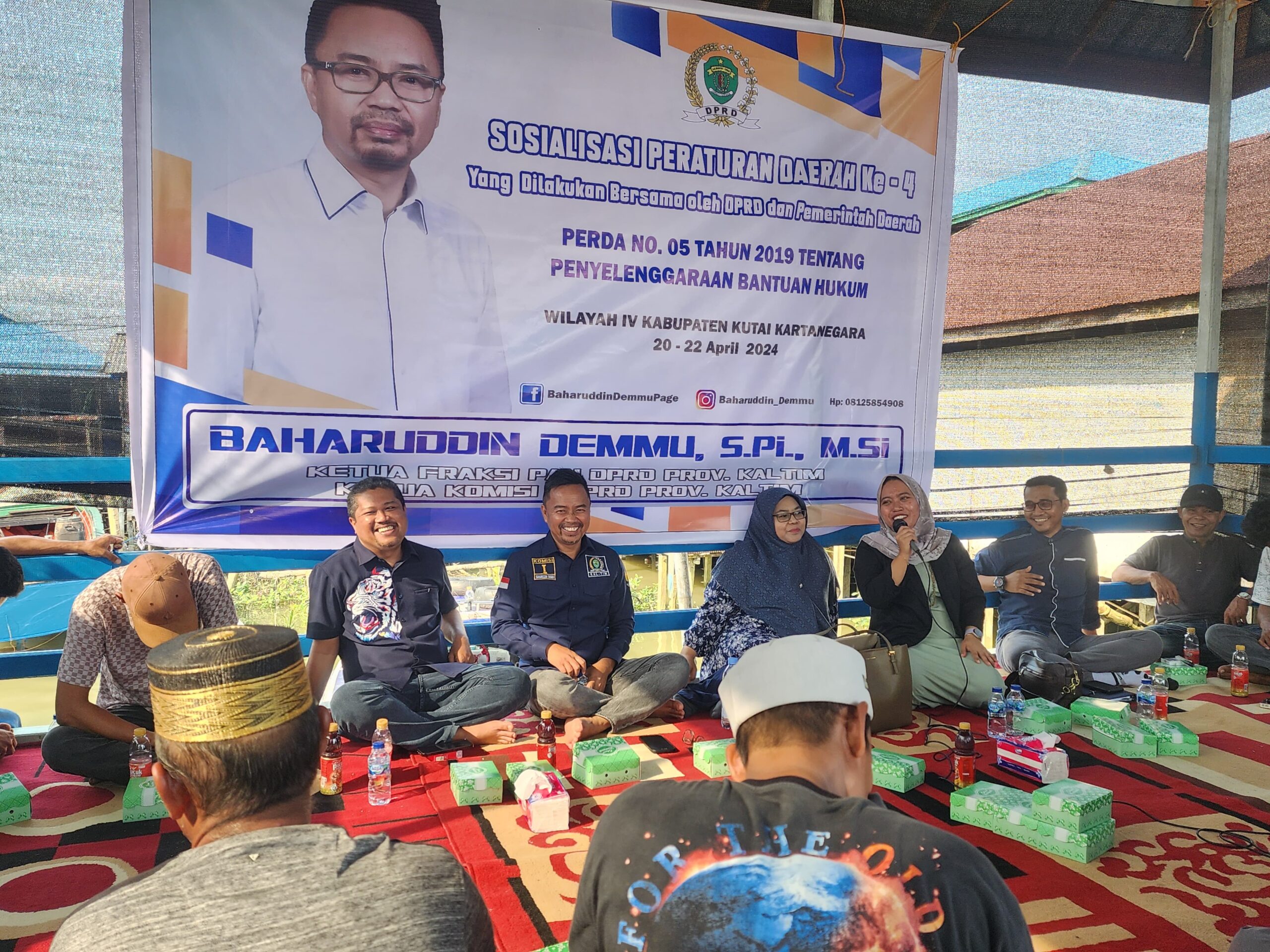 Suasana ketika SosialisasibPerda Nomor. 5 Tahun 2019, Tentang Penyelenggaraan Bantuan Hukum, oleh anggota DPRD Kaltim, Baharuddin Demmu, di Kelurahan Samboja Kuala, Kecamatan Samboja, Kabupaten Kukar, pada Minggu (21/4/2024).