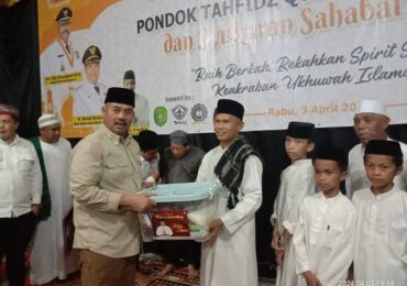 Bupati Kukar Beri Penghargaan Keluarga Pendiri TPQ Sitti Aminah