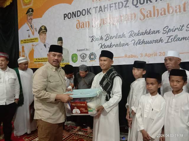 Bupati Kukar, Edi Damansyah memberi penghargaan kepada keluarga pendiri TPQ Siti Aminah