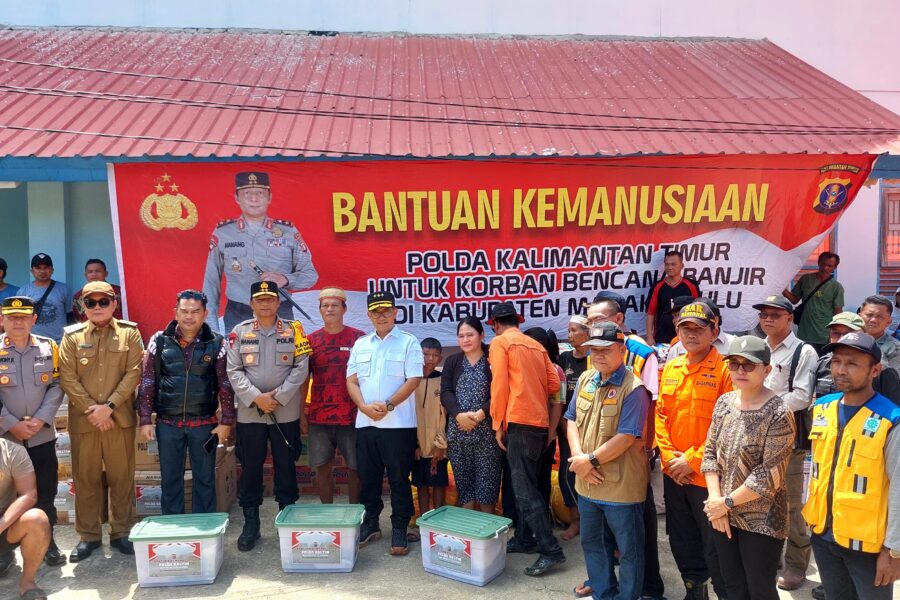 Pj Gubenur Akmal Malik bersama Forkopimda Kaltim Menyerahkan Bantuan Kepada Warga Terdampak Banjir di Mahakam Ulu.