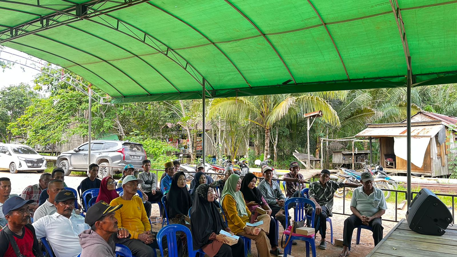 Antusias warga Desa Sebuntal mengikuti sosialsiasi Perda Bantuan Hukum oleh Anggota DPRD Kaltim, Baharuddin Demmu. (Foto/HAE)
