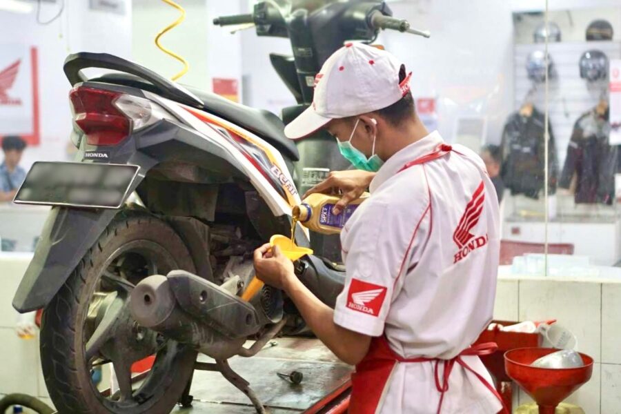 Ilustrasi penggantian oli asli di dealer resmi Honda. (Ist)
