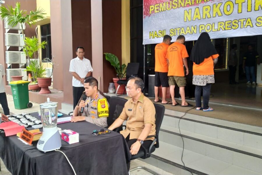 Kapolresta Samarinda, Kombes Pol Ary Fadli merilis tiga orang tersangka pengedaran narkoba jenis Sabu. (Ist)