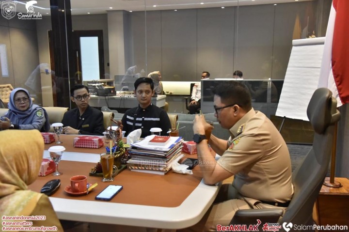 Wali Kota Samarinda Andi Harun saat mencicipi minuman khas yang bakal dipatenkan. (Ist)