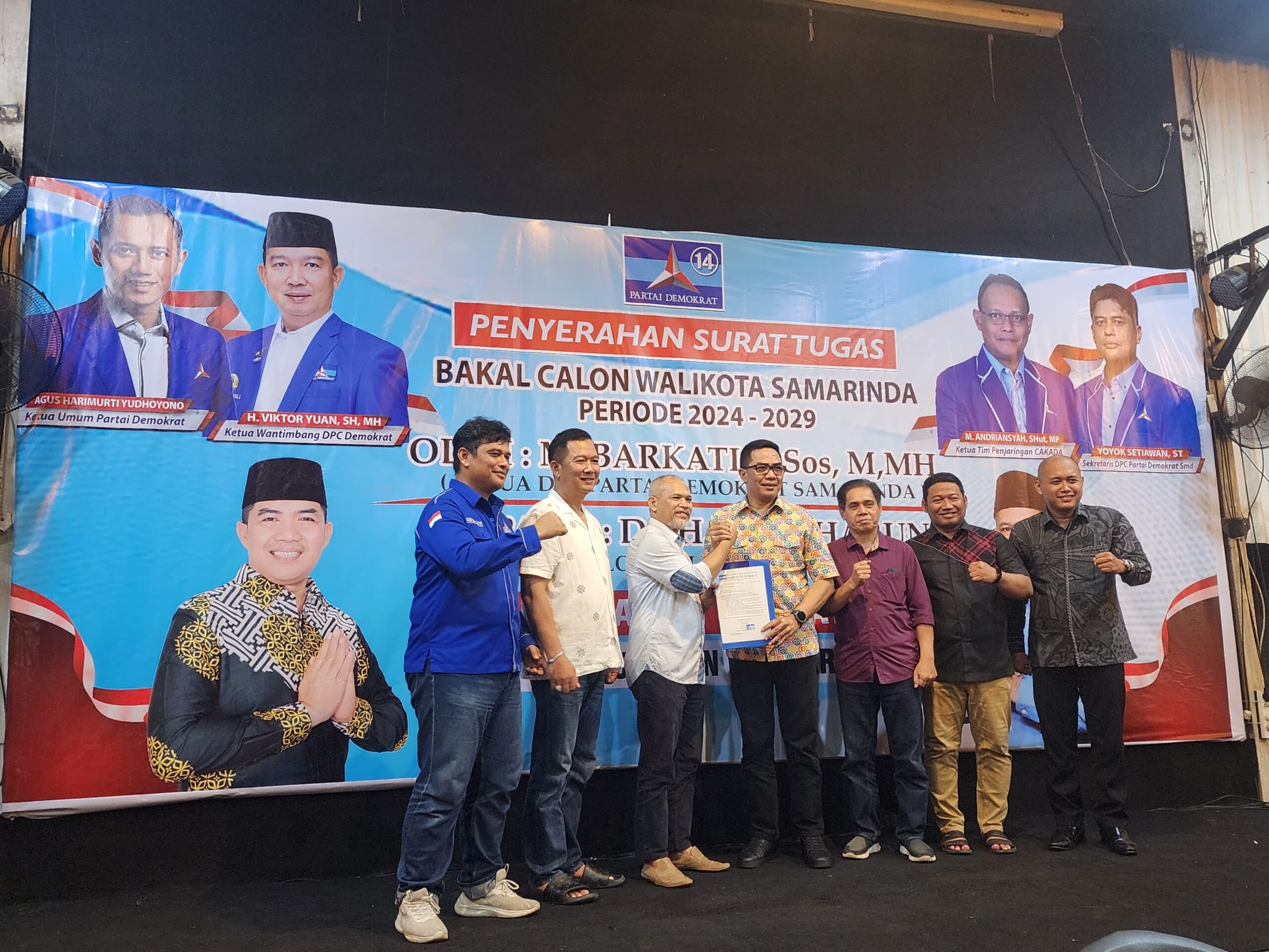 Foto Bersama Setelah Penyerahan surat tugas Bakal Calon (Balon) Walikota Samarinda, Kaltim, periode 2024 - 2029 oleh Partai Demokrat kepada Andi Harun. (Foto/HAE)