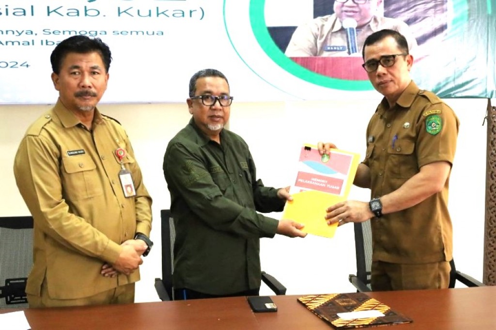 Sunggono, Sekretaris Daerah Kukar (kiri).