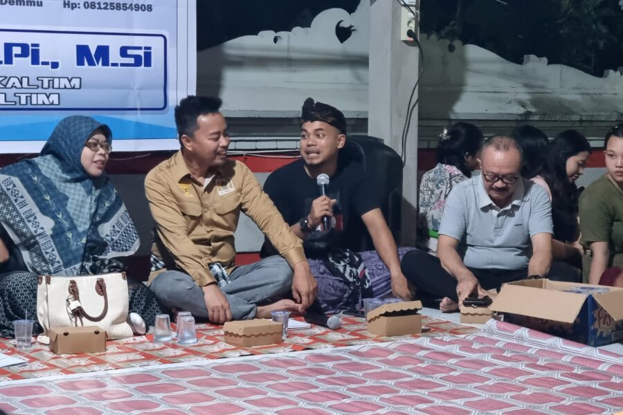 Anggota DPRD Kaltim Baharuddin Demmu saat menggelar sosialisasi perda bantuan hukum di desa Kerta Buana. (Foto/HI)