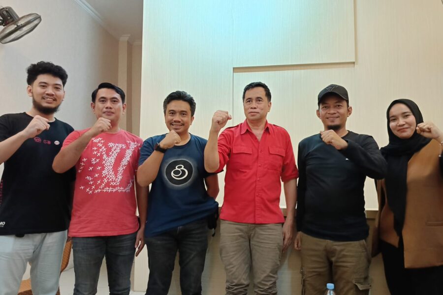 (Ketiga dari sebelah kiri) Ketua Jaringan Media Siber Indonesia (JMSI) Kalimantan Timur (Kaltim), Mohammad Sukri. (Ist)