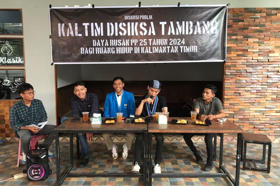 Saat Diskusi Publik, Daya Rusak PP 25 Tahun 2024 Bagi Ruang Hidup di Kalimantan Timur yang digelar di D’Klasik Cafe, Jalan Perjuangan 3, Samarinda.